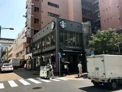 高級ブランド店で買い物したいなぁと思いつつ、高校生の財布事情は厳しいので、ウインドウショッピングをしながら、最初の目的地、安定のスターバックス。

銀座にある普通の店舗だと思ったら、大間違い。

実はこのスタバ、日本「第1号店」！！

レシートにもしっかり「#1」と店舗ナンバーが記載されていました。

働いている方々も、1号店で働いているという誇りをもっているのか、とてもよい接客でした。

コーヒーを買って、つかの間の休憩。