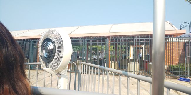 7時20分くらいに着いて並ぶ。<br />意外と少ない。前の方だ。<br />暑いけどまだ1時間以上ある。<br />扇風機の風全然来ない。<br />シートを持参していたので座って待つ。<br />TDRだったらみんなマイシートで座るけどみんな立っているか、直座り。<br />荷物チェックの係員が15分前からスタンバっているけど結局ゲートが開くのは定刻9時。<br />よーいどんで空いている列へ行き、荷物チェック。TDRは外から触るだけだがここはバッグの中をまで丁寧にチェック。