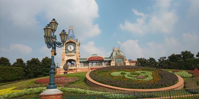 荷物チェックを終えると入場ゲートへ。<br />折り返し折り返し並んで入場ゲートではパスポートを提示。係員がパスポートnumberを手入力してチケット発行。<br />チケットはHisで購入済み。<br />さあ入場！！<br />はやる気持ちを抑えて歩きながらチケットのQRコードをアプリに入れてソアリンのファストパスを無事get。