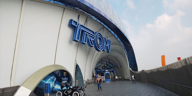 さっそくTRON。<br />待ち時間無し。<br />オートバイにまたがる姿勢で凄いスピードで出発。