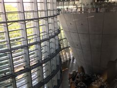 東京へ移動しました。新国立美術館です。
綺麗な建物。「君の名は」で瀧君と奥寺先輩がデートしてましたね。