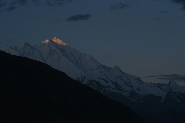 NO1　(8/12 5:15)<br />※名峰「ラカボシ」山頂に朝日が当たった。<br />※「ラカポシ」は、カラコルム山脈西部にある「ラカボシ山脈の主峰」である。<br />※標高7788mで、1958年にイギリスとパキスタンの合同登山隊が初登頂に成功している。また、「ラカボシ」の名の所以は「雲の首飾り」という意味があるそうです。<br />※ホテル2階のテラスから撮影した。