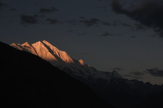 NO2　(8/12 5:23)<br />※「ラカボシ」に当たった朝日が段々と下へ下へと下りて行く。