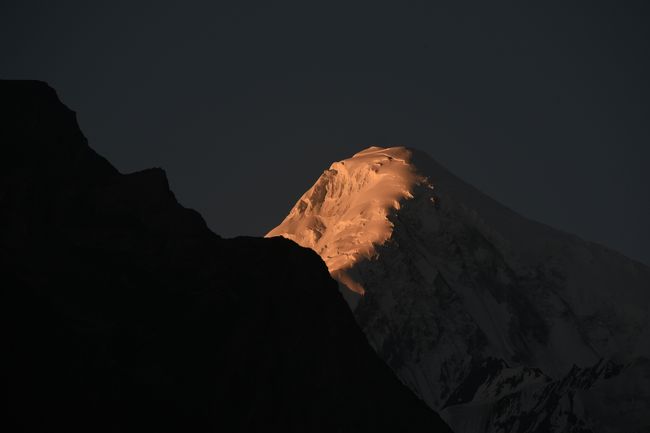 NO4　(8/12 5:23)<br />※名峰「ディラン」(7257m)に朝日が当たった。<br />※朝日で山が赤く燃えた。<br />※「ディラン」は、「ラカボシ」より向かって左側に位置する名峰である。