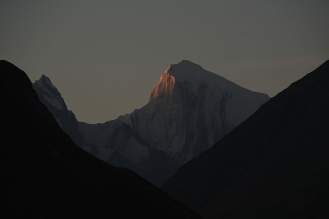 NO5　(8/12 5:19)<br />※名峰「ゴールデン・ピーク」(7027m)にも朝日が当たった。<br />※「ゴールデン・ピーク」は、「ディラン」より向かって左側に位置する。<br />