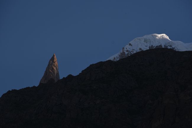 NO8　(8/12  6:14)<br />※名峰「レディーフィンガー」(6000m)にも朝日が当たった。<br />※右の雪山は「フンザ・ピーク」(6270m)である。<br />※ベテラン添乗員によると、レディーフィンガーは、1995年、長尾妙子と中垣大作の日本人両氏が、未踏の南西壁を世界で初めて攻略して登頂に成功した山という。雪山と違い水分の補給ができないという困難な登攀となり、事前に準備した8日分の食糧・燃料を使い果たしての12日間かけての登攀だったということです。最後は、飲まず食わずの状態での登頂だったということで登攀ルートを「ラマダン(断食)」と、名付けたそうです。この山には、未だ3名しか登頂していないという難しい岩峰だそうです。