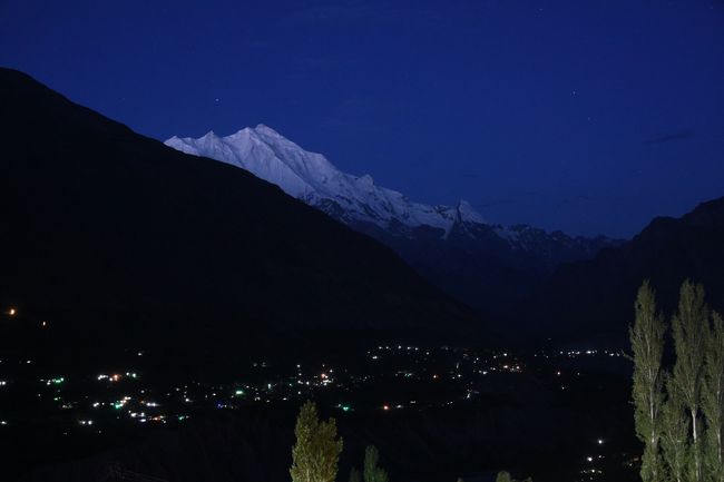 NO9　(8/13  4:26)<br />※この時刻、カリマバードの街はまだ静かに寝ている。<br />※白い雪山は名峰「ラカボシ」(7788m)である。フンザ(tカリマバード)の街を常に、暖かく見守っているようだ・・・。