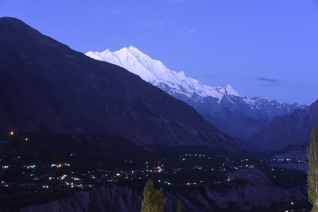 NO10 (8/13  4:36 )<br />※カリマバードの街が幾分明るくなってきた。快晴だ!