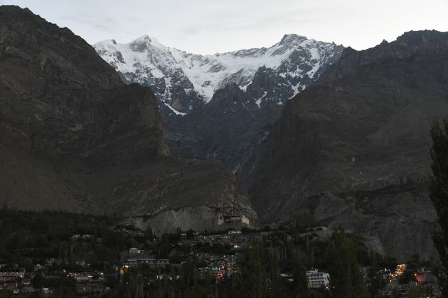 NO11　(8/13 5:02)<br />※名峰「ウルタル」【向かって左側が第Ⅰ峰(7329m)、右側が第Ⅱ峰(7388m)】である。<br />※ウルタル第Ⅱ峰では、1991年、日本の登山家「長谷川恒男」さんが雪崩に巻き込まれて遭難死している。<br />※お墓が「ウルタル」のベースキャンプにある。<br />※ご遺族が、「ウルタル」が見えるこのカリマバードの盆地の中腹に「長谷川学校」を建て、地元の子供達の教育にご尽力されている。小、中、高、短大があり、地元では進学校であると聞いた。<br />※このお陰で地元の人たちは日本人に感謝している。<br />※関連写真「45番」