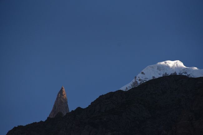 NO14　(8/13 6:14)<br />※「レディーフィンガー」と「フンザ・ピーク」に朝日が射し、その周囲が明るくなってきた。