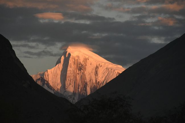 NO17　(8/11 18:51)<br />※朝日には焼けなかった「ゴールデン・ピーク」(7027m)であったが、夕日では赤く染まった。<br />(ホテルに着し(8/11)部屋で荷物を整理中、添乗員の発した「焼けてるー」との声を聞き、あわてて「ゴールデン・ピーク」を撮影した1枚です。)<br />