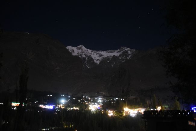 NO19　(8/12 22:40)<br />※夜景に浮かび上がる「ウルタル峰」(7388m)である。<br />※フンザ(カリマバード)の街を暖かく見下ろしている。<br />※水路沿いの道にて