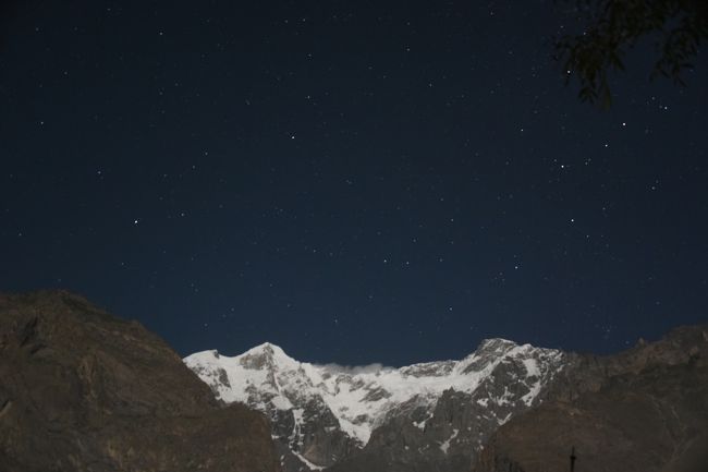 NO20　(8/12 22:47)<br />※「ウルタル峰」(7388m)の夜空<br />※水路沿いの道にて<br />