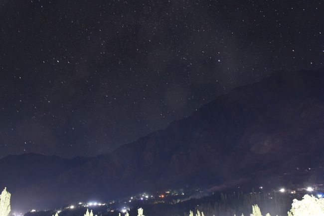 NO21　 (8/12　2:32)<br />※深夜(午前2時30分)、ホテルのテラスから「ラカボシ」(7788m)の夜空を撮影した。空には満天の星が・・・・。