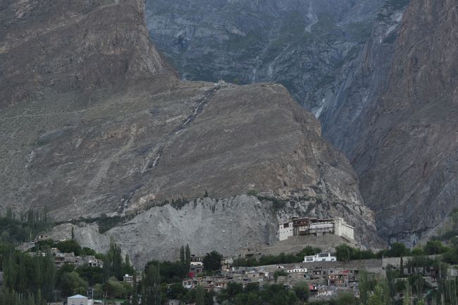 NO26　(8/12 6:00)<br />※ホテルテラスにて、明け方の「バルチット城」と「エリザベス・メモリアル」(ウルタル方向)を撮影した。