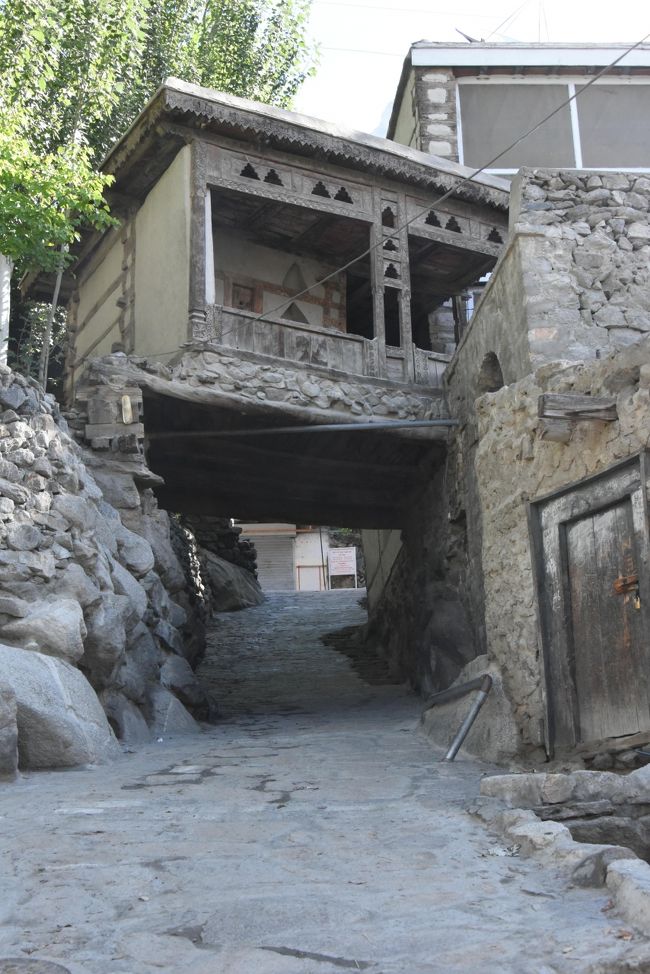 NO28　(8/12 8:00)<br />※「エリザベス・メモリアル」(2865m)までの往復トレッキングのためホテルを発し、このような坂道を上がって行った。けっこうきつい!