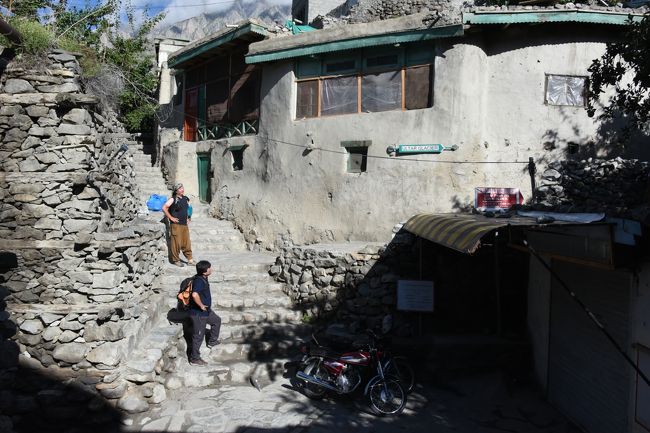 NO29　(8/12 8:06)<br />※このような石段の坂道を左手に歩いていった。右手はバルチット城に行く道となる。<br />※けっこう迷路であり、案内人がいないと村の中を通り抜けるには難しい。<br />※この交差点の角にバルチット城への「写真NO51番」の案内看板があった。