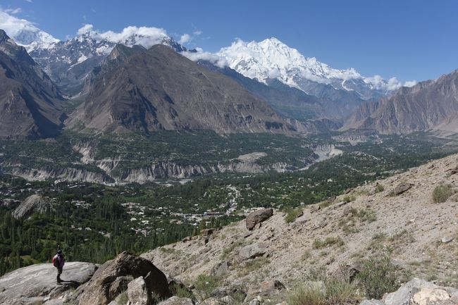 NO33 (8/12 9:24)<br />※「エリザベス・メモリアル」の中腹ぐらいまで登って来た。<br />※前方には、名峰「ラカポシ」(7788m)が堂々と聳えていた。