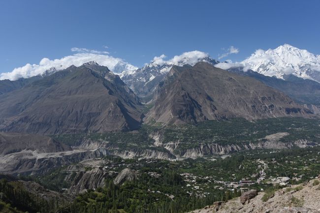 NO34　(8/12 9:26) <br />※「ラカポシ」から少し左へ転じると、正面に「ディラン」(7257m)山群が聳えていた。手前の街は、フンザ(カリマバード)の街である。名峰に囲まれている。<br />※きついガレ場を上がって行った。トレッキングというより登山である。<br />(写真26　27番からご想像頂きたい。)