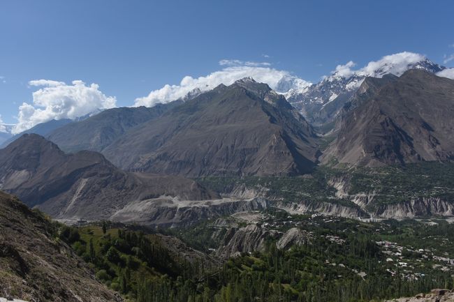 NO35 (8/12 9:26)<br />※更に、「写真NO34番」から左へ転じた風景。<br />※街の中を「カラコルム・ハイウェイ」が左右に走っており、右がパキスタンの首都「イスラマバード」方向、左が中国との国境「クンジュラブ峠」方向となる。