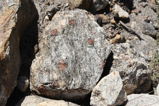 NO36　(8/12 9:27)<br />※この付近一帯には、宝石として重宝される「ガーネット」が含まれた岩石がゴロゴロしていた。ご興味ある方は、この丘(山)に登られたらいかがでしょうか。(金持ちになるチャンス？　野暮な考えは・・・持つまい(笑))<br />※ガーネットは、1月の誕生石で、石言葉は「真実・友愛・忠実・勝利」を意味するそうです。<br />※昔、聖地に赴く兵士が怪我をせず無事帰還できるように「お守り」として持参したという話もあります。<br />※ヒマラヤ山脈やカラコルム山脈ができた造山運動に関係している等・・・と聞きましたが・・・。。