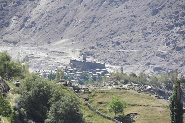 NO38　(8/12 9:30)<br />※バルチット城から左へ転じると、眼下に「アルチット城」が見えた。