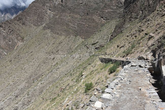 NO40　(8/1210:31)<br />※丘に行く道まで登って来た。<br />※道は、未だ工事中で溝を造っている。これはこの溝にウルタル峰から水を流してこの周辺一帯を緑化するためだそうです。