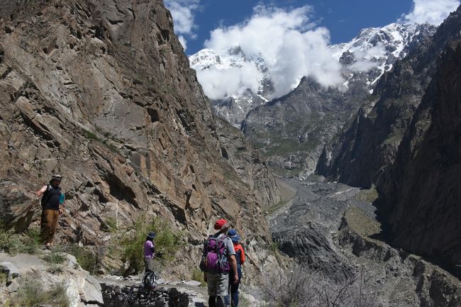 NO42　(8/12 10:36)<br />※ウルタル峰から流れ出る氷河である。黒いため氷河とは思えないが、これは「氷河」に間違いない。氷河の先端部からは氷河解けの水が川となって流れ出していた。