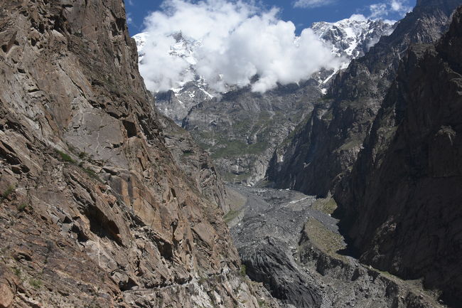 NO43　(8/1210:43)<br />※ウルタル峰の頂上付近は雲に覆われていた。近くで見ると迫力があった。険しい山である。<br />※左手の崖沿いの道を奥へ進むとウルタル峰のベースキャンプがあり、ここに「長谷川恒夫」さんの御霊(お墓)が永遠の眠りについている。(私共は、その地までは行かず)