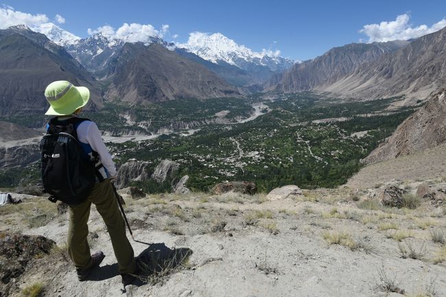 NO44　(8/12 10:52)<br />※「エリザベス・メモリアル」の丘からフンザ(カリマバード)地方の街を望む。<br />※標高2865m。ホテルからの標高差461m。(ホテル標高約2400m)<br />※最高の絶景だ!!!　シンドさも忘れた!<br />※春には、この一帯が白やピンク色に染まり、秋は紅葉で黄色に染まるという。<br />※往復7.1キロのトレッキングだった。きつかった。