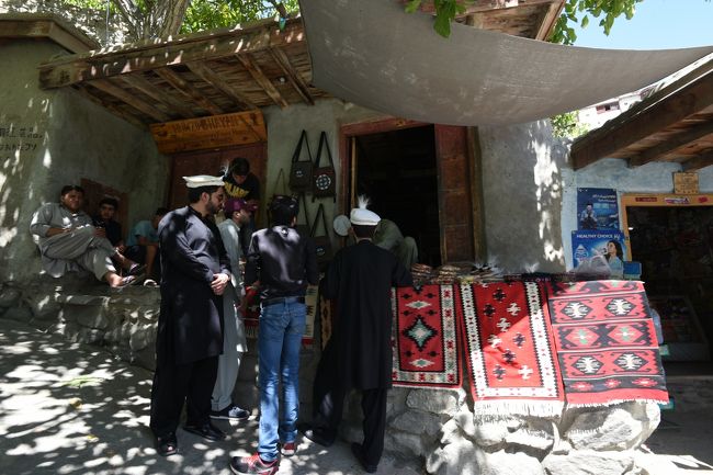 NO58　(8/12 13:06)<br />※エリザベス・メモリアルへのトレッキングの帰り道で撮影。<br />※道路脇には、このような露店が多数出ていた。