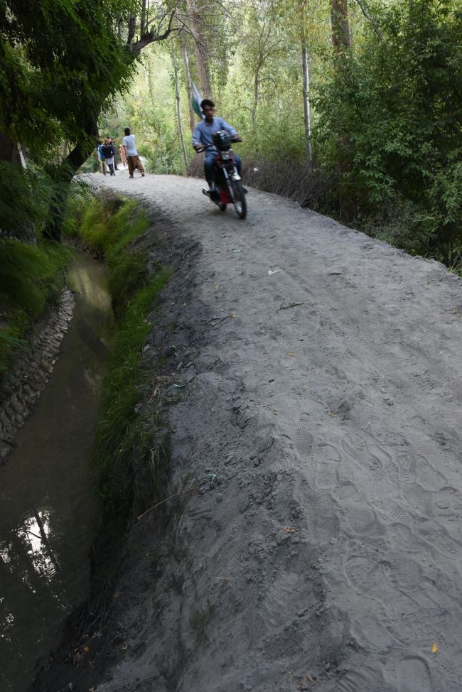 NO61　(8/12 18:10)<br />※夕方になり涼しくなったのでフンザの水路道を散策した。<br />※水路道は地元の人の生活道路である。単車が行き交っていた。