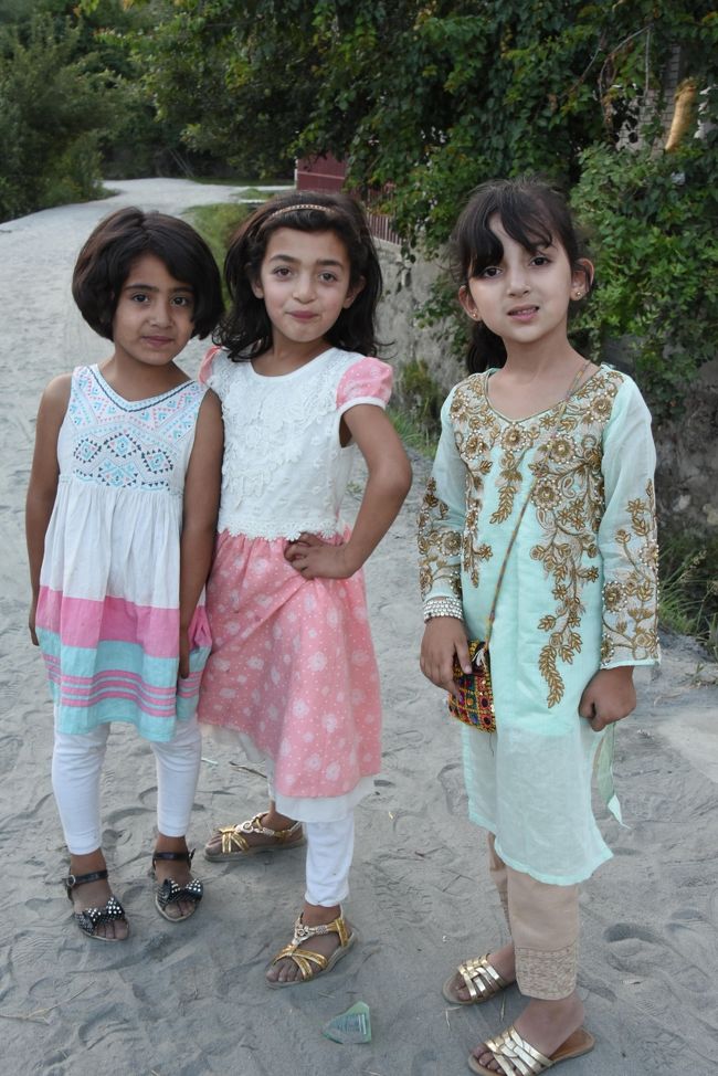 NO65　(8/12)<br />※この子供達は「長谷川学校」の子供達だった。<br />※「幸せなら手を叩こう」の歌を日本語で歌ってくれた。