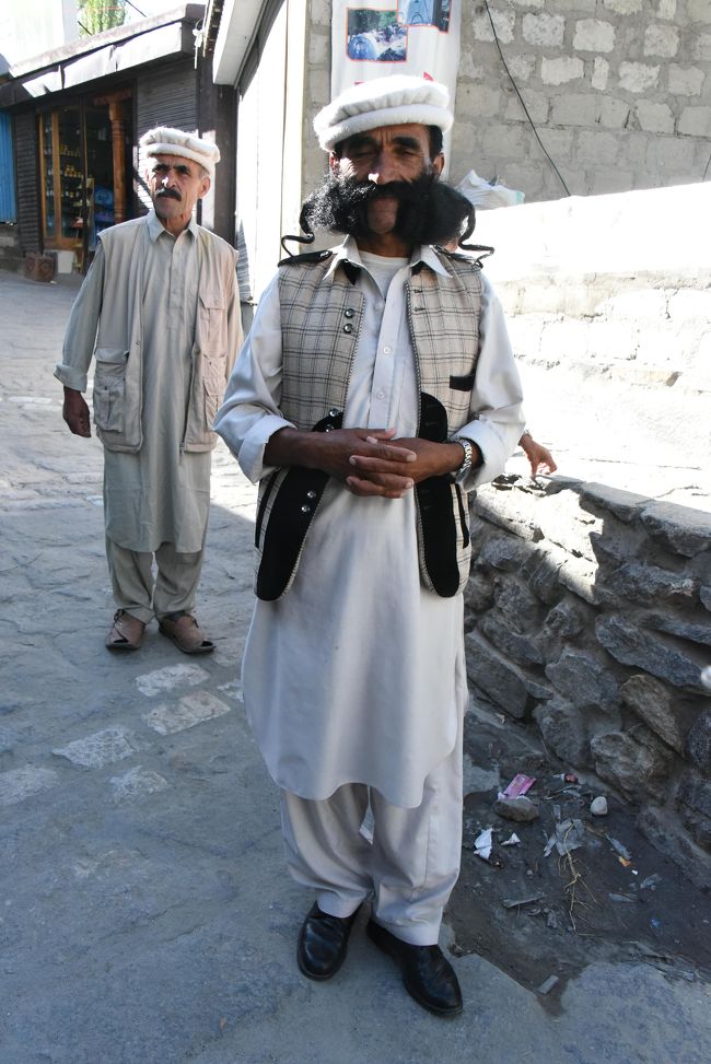 NO70　(8/12 7:57)<br />※エリザベス・メモリアルのトレッキングに行く道中、この「髭のおじさん」と偶然に出会った。この方は、バルチット城の守衛さんで「髭」が長いことで有名な方。「地球の歩き方」に載っている方である。名は「サラフッティヌ」さんと言う。<br />※自慢の髭は守衛として勤務し出したころから伸ばしているそうで、今まで一度も切ったことはないという。長い髭を束ねて耳にかけていましたぁ～