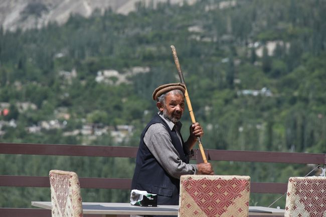 NO72　(8/13 10:17)<br />※ホテルのテラスを清掃している「おじさん」です。