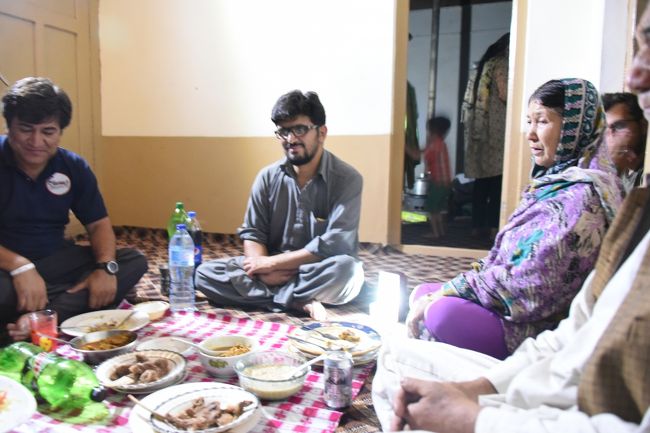 NO74　(8/12 20:36)<br />※有難いことに、私共は現地ガイドのアリ〇〇さんのお宅にお招きをいただきました。そして、夕食をご馳走になりました。アリ〇〇さんが「フンザの家庭料理を味わってほしい」との暖かいご配慮でした。<br />※これも、日本人添乗員〇〇山さんと現地ガイドとの良好な人間関係でなせる「わざ」であり、添乗員と現地ガイドに心から感謝します。私共はラッキーでした。<br />※この写真には写っていませんが、奥様は美しい方でありました。若くして「高校の校長先生」とお聞きしました。写真は、右端にお父さん、その横がお母さん、真ん中に弟さん、そして、左が、ガイドの「アリ〇〇」さんです。<br />※ホテルへは弟さんと従妹の方が、車で迎えに来てくださいました。約30分ぐらいのところに実家はありました。聞くと、お父さんは発電所勤務であり、弟さんは学生とのことでした。弟さんの学費はアリ〇〇さんが面倒見ているとのことでした。<br />※おじいさんが住んでいた「アッタバード村」は、フンザ川が土砂崩れでせき止められ、そのため湖底に沈んだということでした。今のお父さんがここに家を造られたとのことでした。<br />