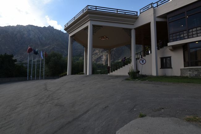 NO76　(8/11)<br />※今回宿泊した「ダルバール　ホテル」<br />※フンザ王国だった頃の王様のお孫さんが出迎えくれました。<br />※このホテルは、フンザの高級ホテルで王様の子孫の方の経営ホテルとのことでした。<br />