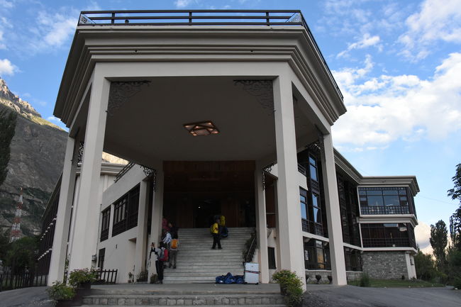 NO77(8/11)<br />※玄関も立派でした。<br />※この玄関の後方には「ウルタル峰」が聳え、向かって左横には「フンザ・ピーク」と「レディーフィンガー」が聳えています。