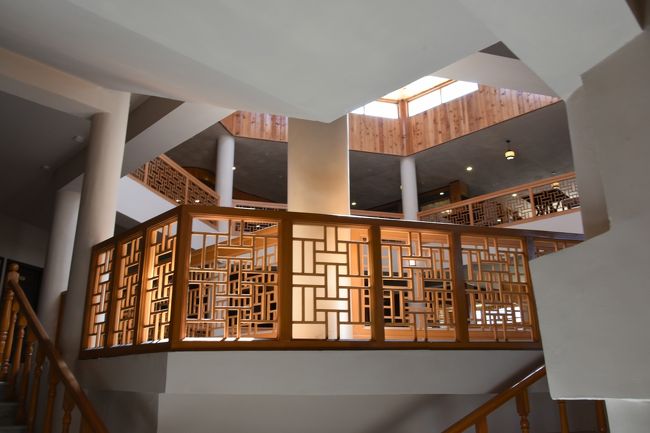 NO79 (8/11)<br />※1階から2階へ通じる階段。天井は吹き抜けになっている。