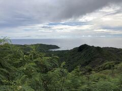 ハガニャ地区は大雨でしたが、南のほうに行くにつれて天候が良くなり、快晴になってきました。
ドライブスポットを都度停車して乗り降りすると娘の負担も大きいだろうから、停車はセッティ展望台とイナハラン天然プールのみにします。
セッティ展望台はなぜか韓国人観光客ばかりでした。