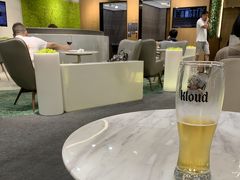 当然ながらKALラウンジに寄る余裕はなく、プライオリティパスで入れる「Sky Hub Lounge」でクラウドビールを１杯だけ頂きました。
だって、もう走り過ぎて喉がカラカラ…
地下鉄駅とターミナルまで遠すぎ >o<