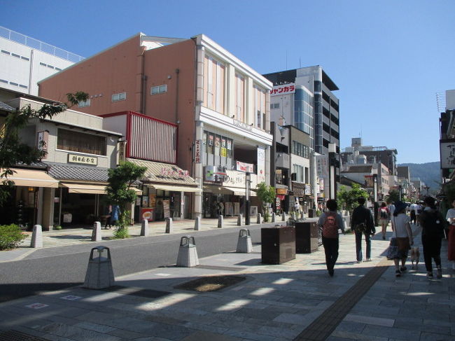 三条通を戻ります<br />ずっと工事中だったけど歩道が広くなって歩きやすくなりました。<br />車も通るので渡るときは注意です