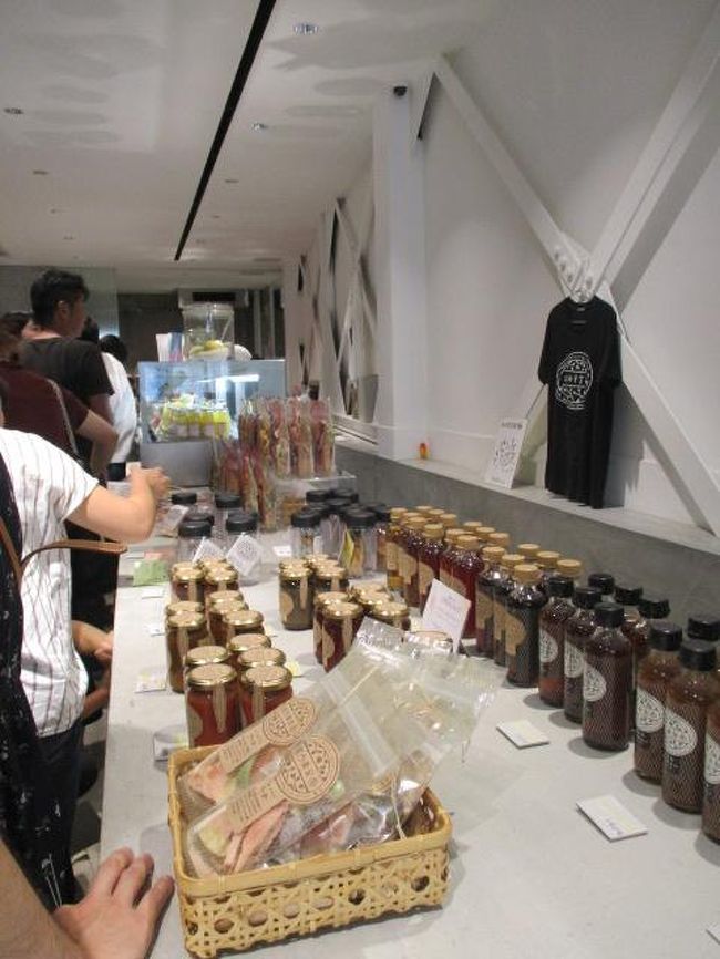 先に注文して会計を済ませてから席が空くのを待ちます。