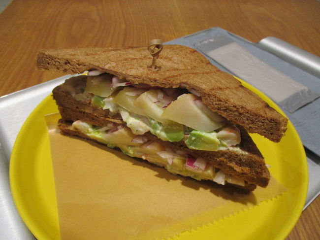 食べ終わるころに来たAサンド<br />アボガド、エビ、リンゴ、オニオン<br /><br />ランチ代わりだったのでこれにしましたがこのお店はフルーツサンドがおすすめです。<br />