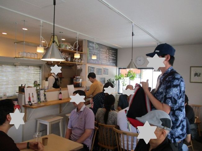 ２階のカウンターが空いたので飲みかけのビンをもって2階へ<br /><br /><br />以前はうちの家の近くにあったお店なんです<br />今はもう事務所も引き払ったのでここでしか買えません。<br /><br />醸造所に事務所、タップルームも併設となるといい物件が見つからなかったそうで奈良に移転したとのこと残念です。<br />