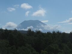 羊蹄山も顔を出しました。
お部屋の窓から・・