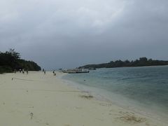 川平湾
台風の余波で、営業を行うグラスボートは少ない。晴れた日とはぜんぜん景色が違う。