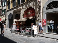 ４＜今日のランチはここ＞
フィレンツェに着いたのが午後１時。
猛暑の中、ランチ場所を探してドゥオーモ付近をウロウロと。
呼び込みの女性が可愛くて、ついこの店に入ってしまいました。
