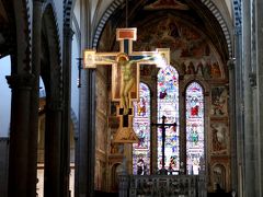 ９＜教会の内部＞
教会は、三廊式のゴシック様式。
教会中央に吊り下げられているのは、ジョット作の「キリスト磔刑図」
金色に輝く木製の十字架です。