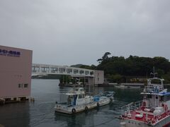 鳥羽水族館の隣にある
「ミキモト真珠島」（まわりゃんせ使用）

手前が入退場口で橋を渡り、真珠島に向かいます。
